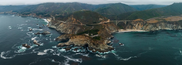 El puente Bixby, vista aérea en California, Estados Unidos.