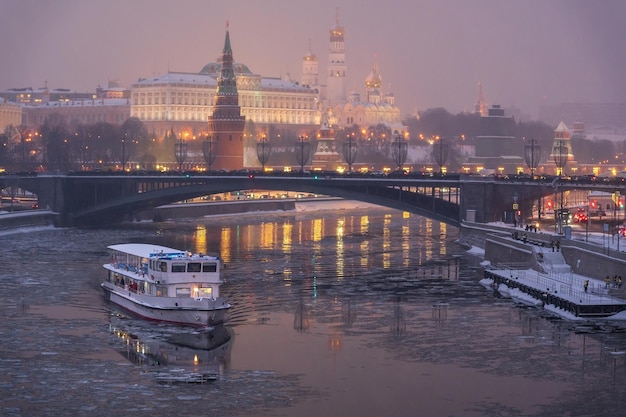 Puente Bolshoy Kamenny y Kremlin en la noche, Moscú, Rusia