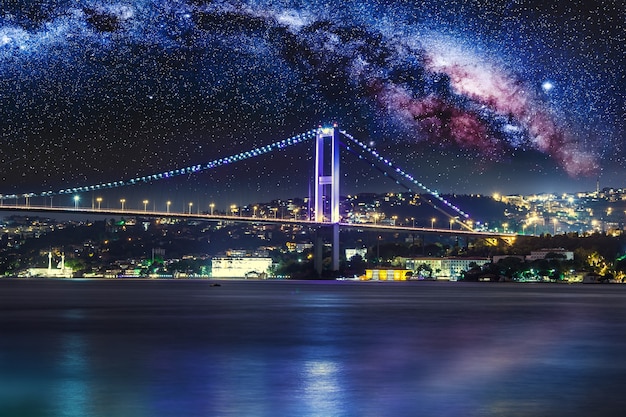 Puente del Bósforo en la noche estambul turquía