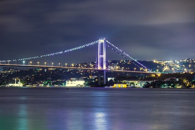 Puente del Bósforo en la noche, Estambul