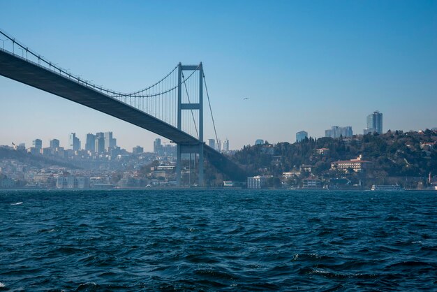 El puente del Bósforo a través del Estrecho en un día soleado y con niebla