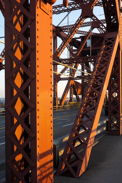 El puente de Broadway en Portland pintado de rojo