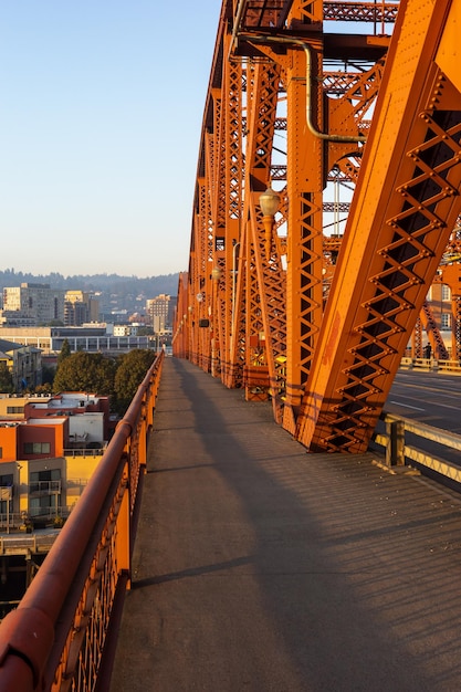 El puente de Broadway en Portland pintado de rojo