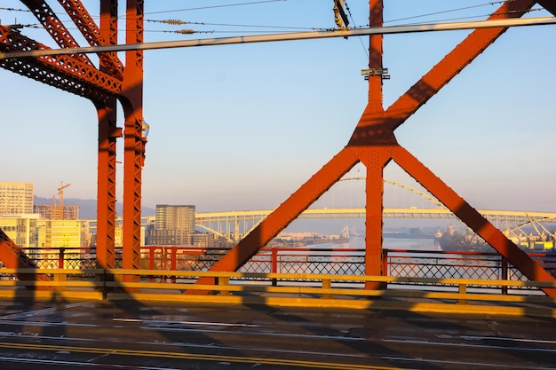 Foto el puente de broadway en portland pintado de rojo