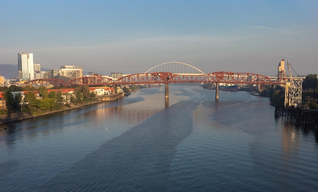 El puente de Broadway en Portland pintado de rojo