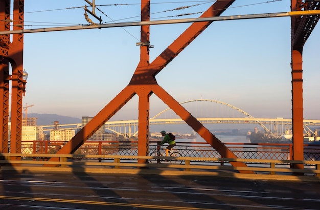 El puente de Broadway en Portland pintado de rojo