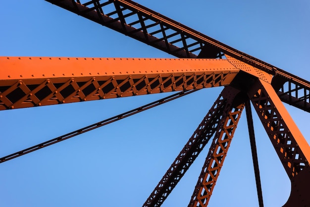 El puente de Broadway en Portland pintado de rojo