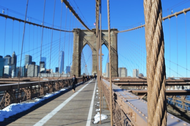 El puente de Brooklyn contra el cielo azul claro durante un día soleado