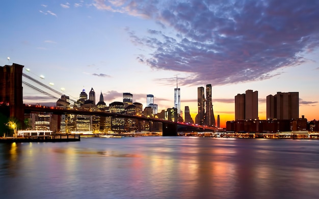 El puente de Brooklyn y el horizonte de Manhattan al atardecer en la ciudad de Nueva York