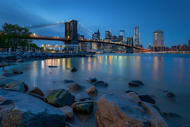 El puente de Brooklyn y el horizonte de Manhattan por la noche en la ciudad de Nueva York