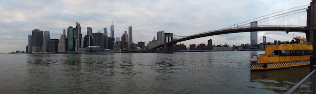 Puente de Brooklyn y el bajo Manhattan en la ciudad de Nueva York