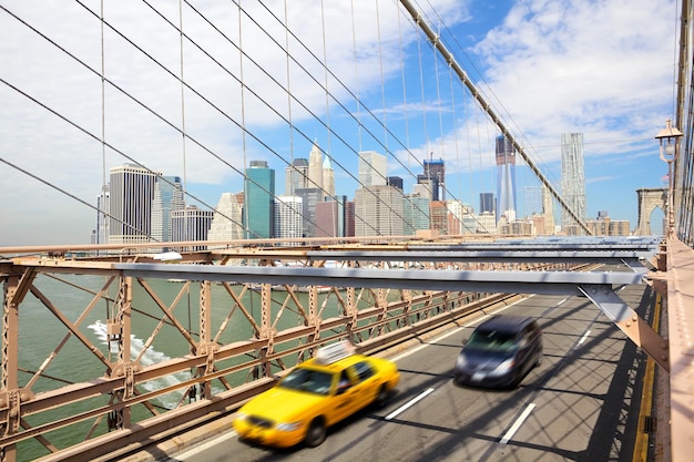 Puente de Brooklyn de Nueva York y taxi