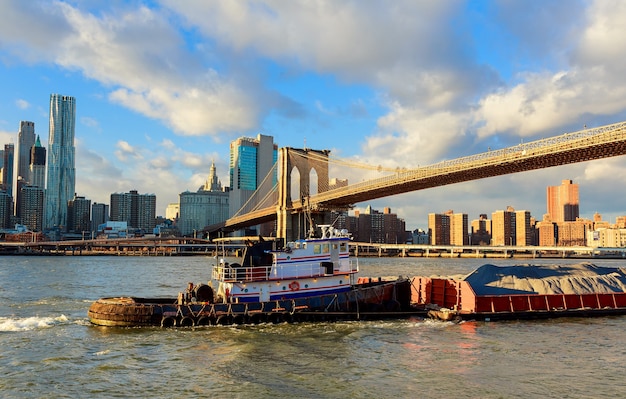 Puente de Brooklyn con paisaje de fondo