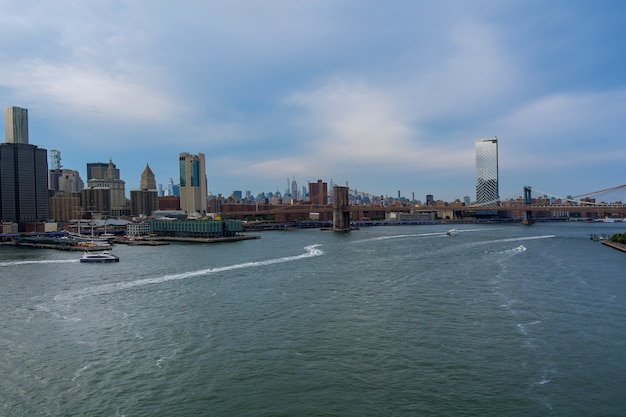 Puente de Brooklyn y el puente de Manhattan con rascacielos de la ciudad de Nueva York Manhattan horizonte de la ciudad sobre el río Hudson, EE.