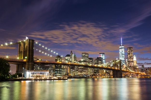 Puente de Brooklyn y rascacielos del centro en Nueva York en la noche