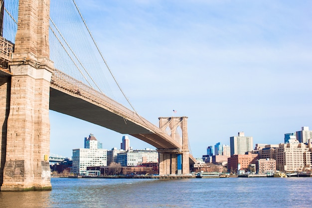 Puente de Brooklyn sobre East River visto desde la ciudad de Nueva York