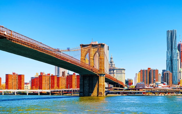 Puente de Brooklyn a través del East River, Nueva York, Estados Unidos. Es uno de los más antiguos de los Estados Unidos de América. Nueva York, EE. UU. Horizonte y paisaje urbano. construcción americana