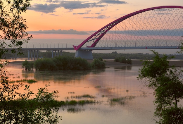 Puente Bugrinskij que cruza el río Ob al amanecer Puente de carretera con tirantes de arco alto