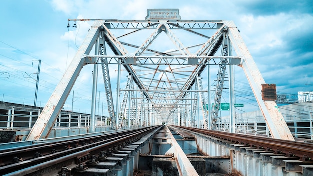 Puente de caballete de tren sobre el río. el puente ferroviario de hierro.