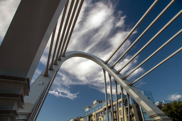 Foto puente de cable en el paisaje urbano en un día soleado de verano