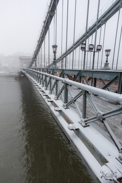 Puente de las cadenas en budapest bajo la nieve