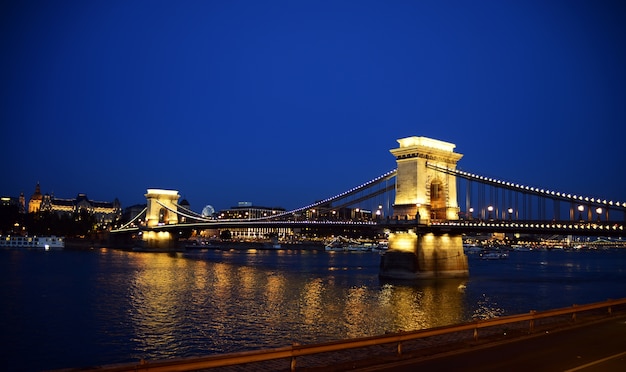 Puente de las cadenas de Budapest