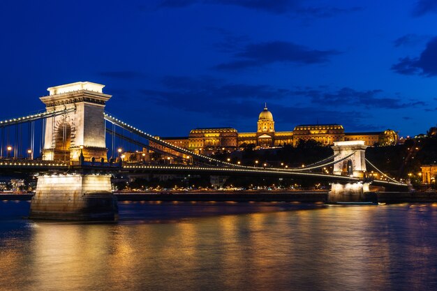 Puente de las cadenas en la noche en Budapest, Hungría