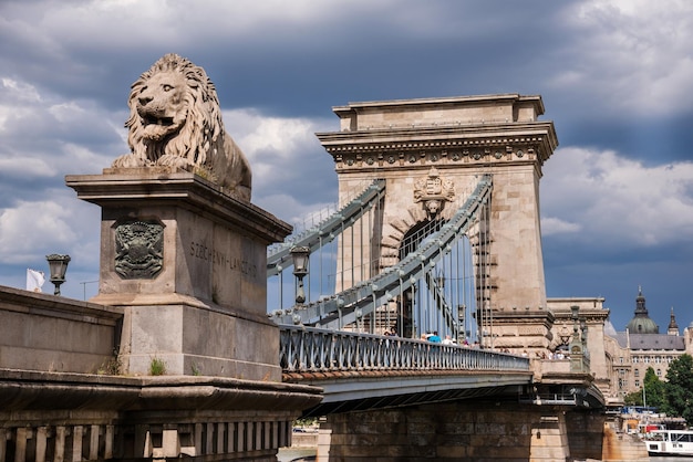 Puente de las cadenas Szechenyi con león de piedra
