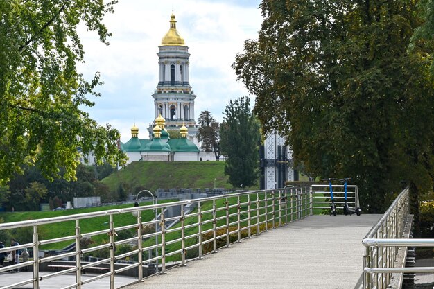 Puente en el camino a Kiev-Pechersk Lavra en la ciudad de Kyiv