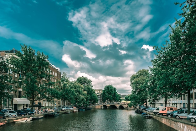 Puente del canal de Amsterdam y barcos Holanda