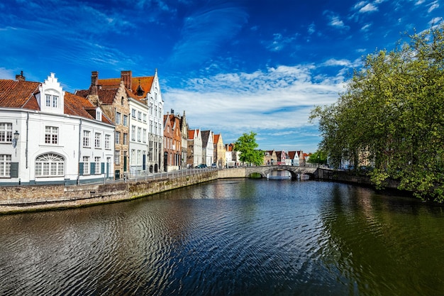 Puente del canal y fila de casas antiguas Brujas Brujas Bélgica