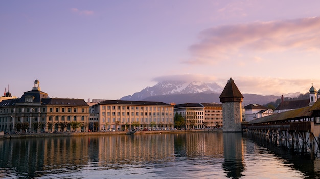 Puente de la capilla y ciudad de Lucerna, Suiza.