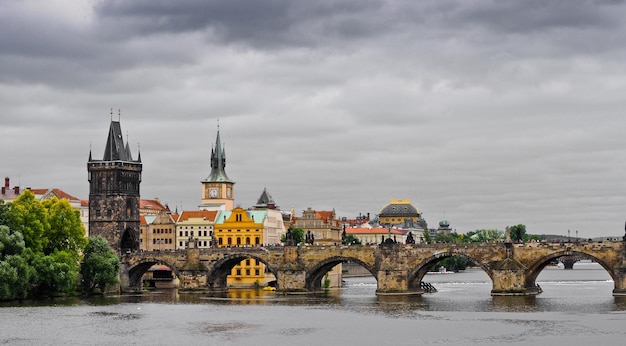 Puente de Carlos al final de un día de verano Praga República Checa