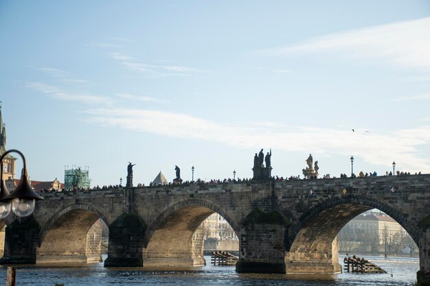 Puente de Carlos en el monumento más famoso de Praga en la ciudad