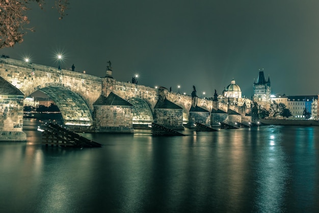 Puente de Carlos de noche en Praga República Checa