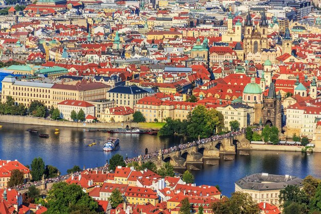 Puente de Carlos y panorama de la ciudad vieja de Praga.