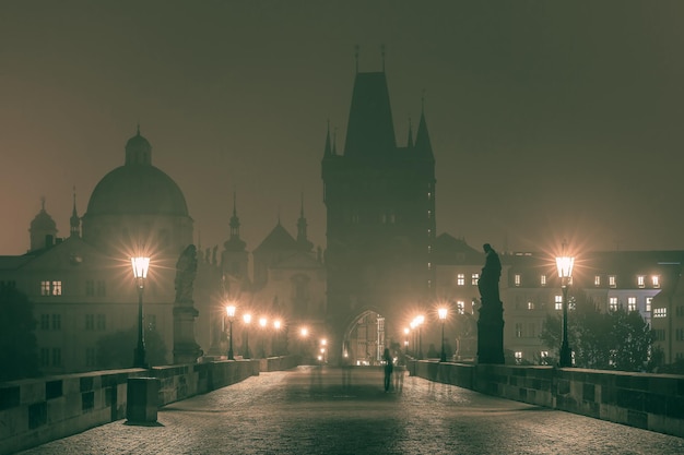 Puente de Carlos en Praga por la noche República Checa