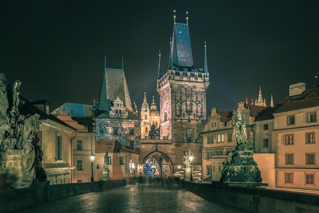 Puente de Carlos en Praga República Checa en iluminación nocturna Tonificación de larga exposición en tonos fríos