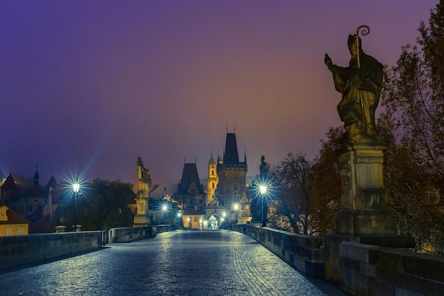 Puente de Carlos en Praga República Checa en iluminación nocturna