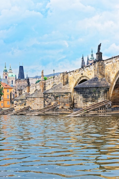 Puente de Carlos sobre el río Vltava en Praga, República Checa. gente en el fondo