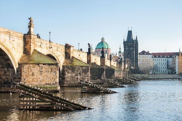 Puente de Carlos sobre el río Vltava en Praga, República Checa.