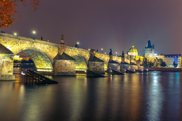 Puente de carlos y torre del puente de la ciudad vieja en la noche en praga república checa