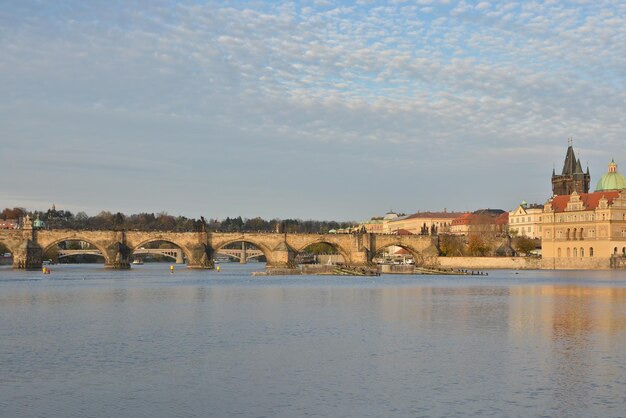 Puente de Carlos a través del Vltava en Praga