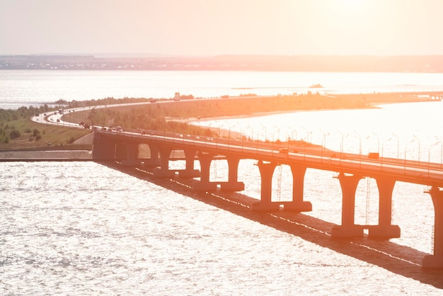 Puente de carretera al atardecer o al amanecer.