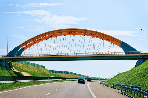 Puente en la carretera moderna, de la República Checa, en Europa