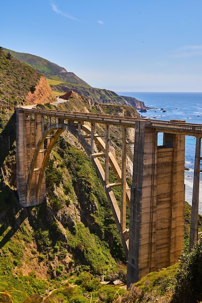 Puente de la carretera en el océano de la costa oeste