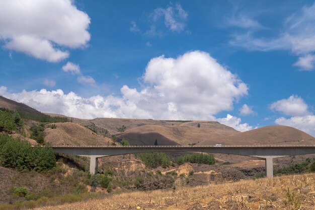 puente de carretera rodeado de montañas y cielo azul Aiquile Cochabamba
