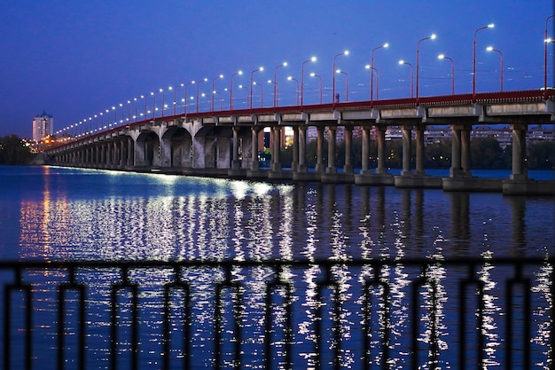 Puente de carretera sobre un ancho río