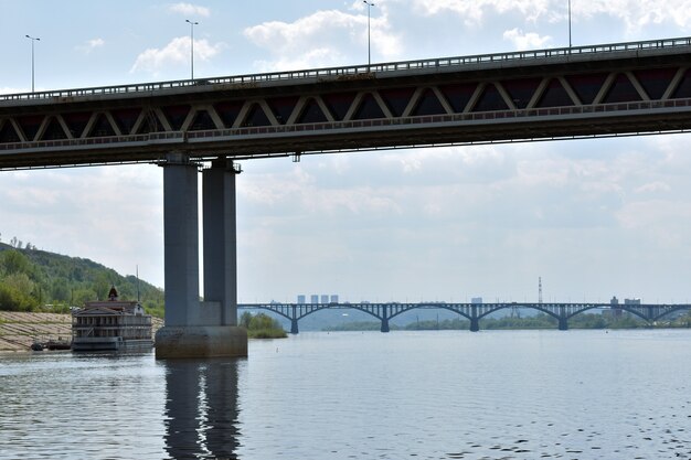 Puente de carretera sobre el ojo del río. Nizhny Novgorod