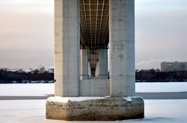 puente de carretera sobre el río en invierno